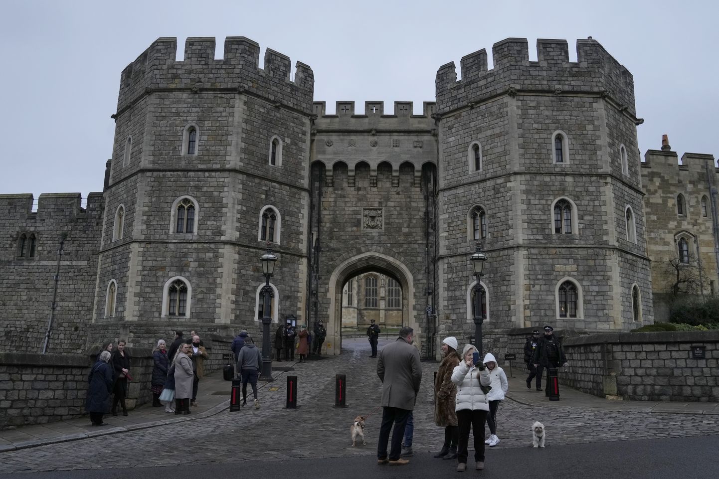 Windsori lossi väravad laupäeval, 25. detsembril. Lossis on tänavu ka tavaliselt Sandringhamis jõule veetev kuninganna Elizabeth II.