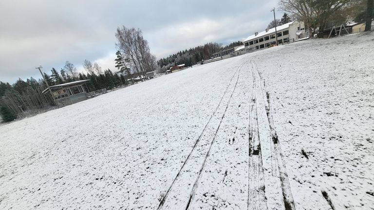 Haanja kooli õpetaja Kadri Parts tegi esimesel lumel ära ka esimesed suusaringid.