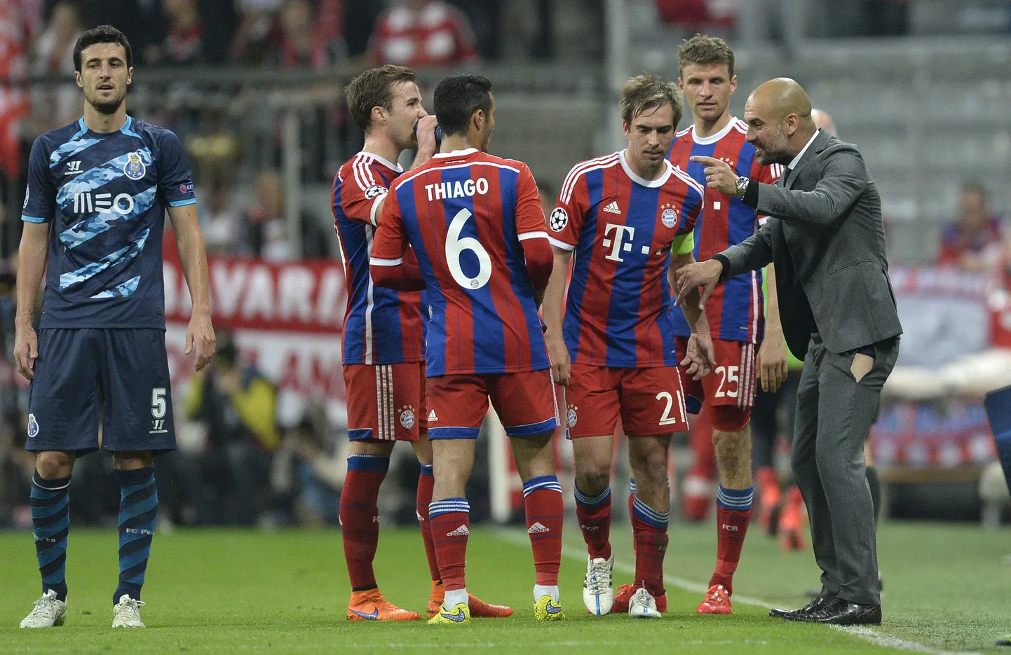 Pep Guardiola ei lasknud end lõhkistest pükstest häirida ja jätkas oma hoolelauste juhendamist sama intensiivselt, andes sellega korraliku hoiatuse oma järgmistele vastastele: Bayerni mehed on võimsas hoos ja võivad olla veelgi paremad.