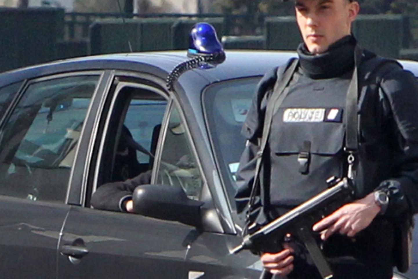 Абделькадера Мера доставляют в полицию