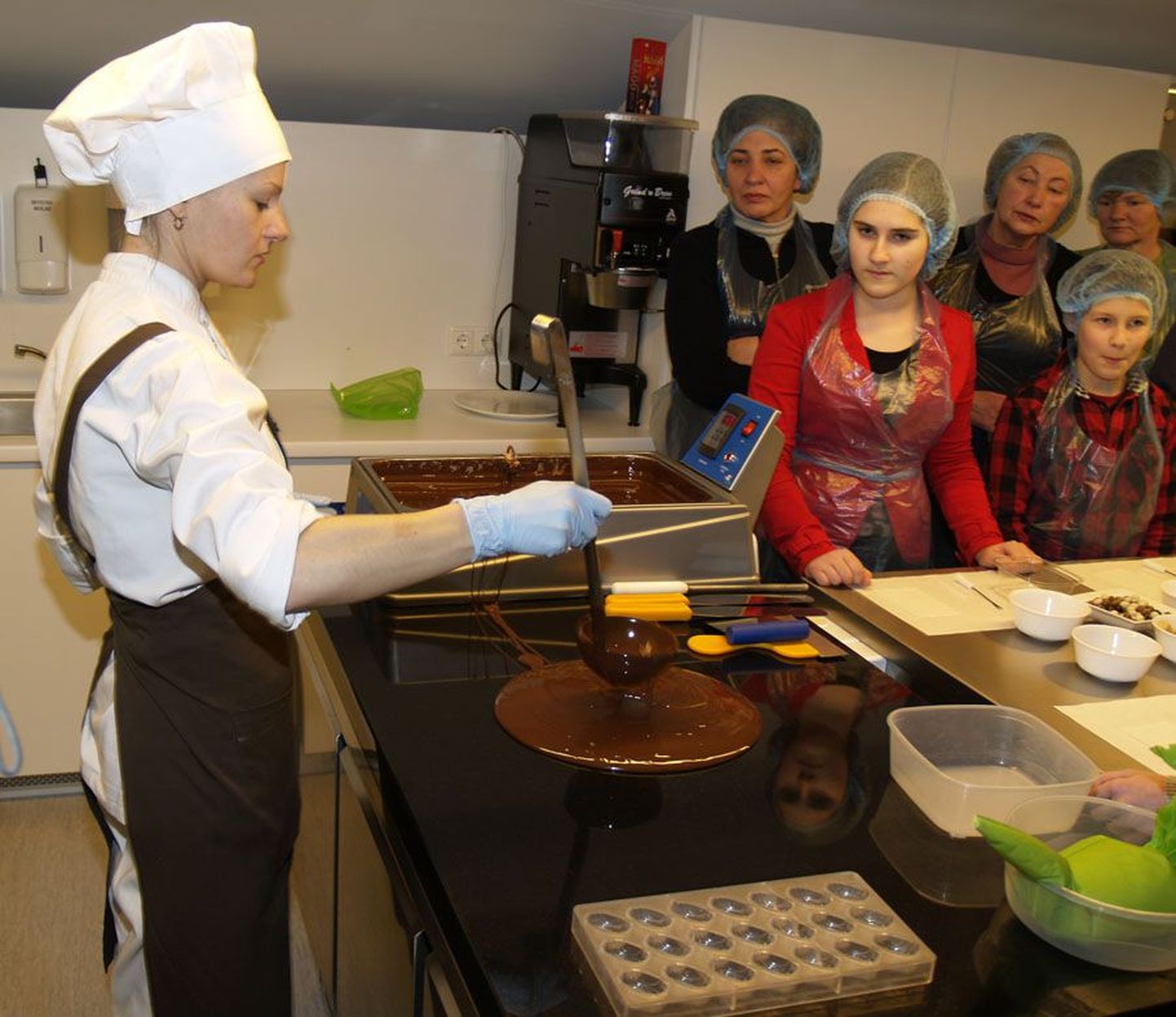 Leedus Ruta šokolaadimuuseumis saab juhendaja näpunäidete järgi ka ise komme valmistada.