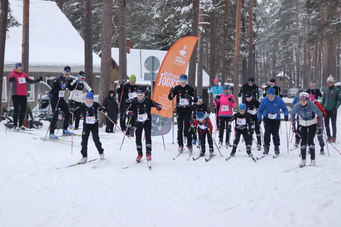 Võru Kubija terviserajal toimunud heategevusjooksul sai ka suusatada.
