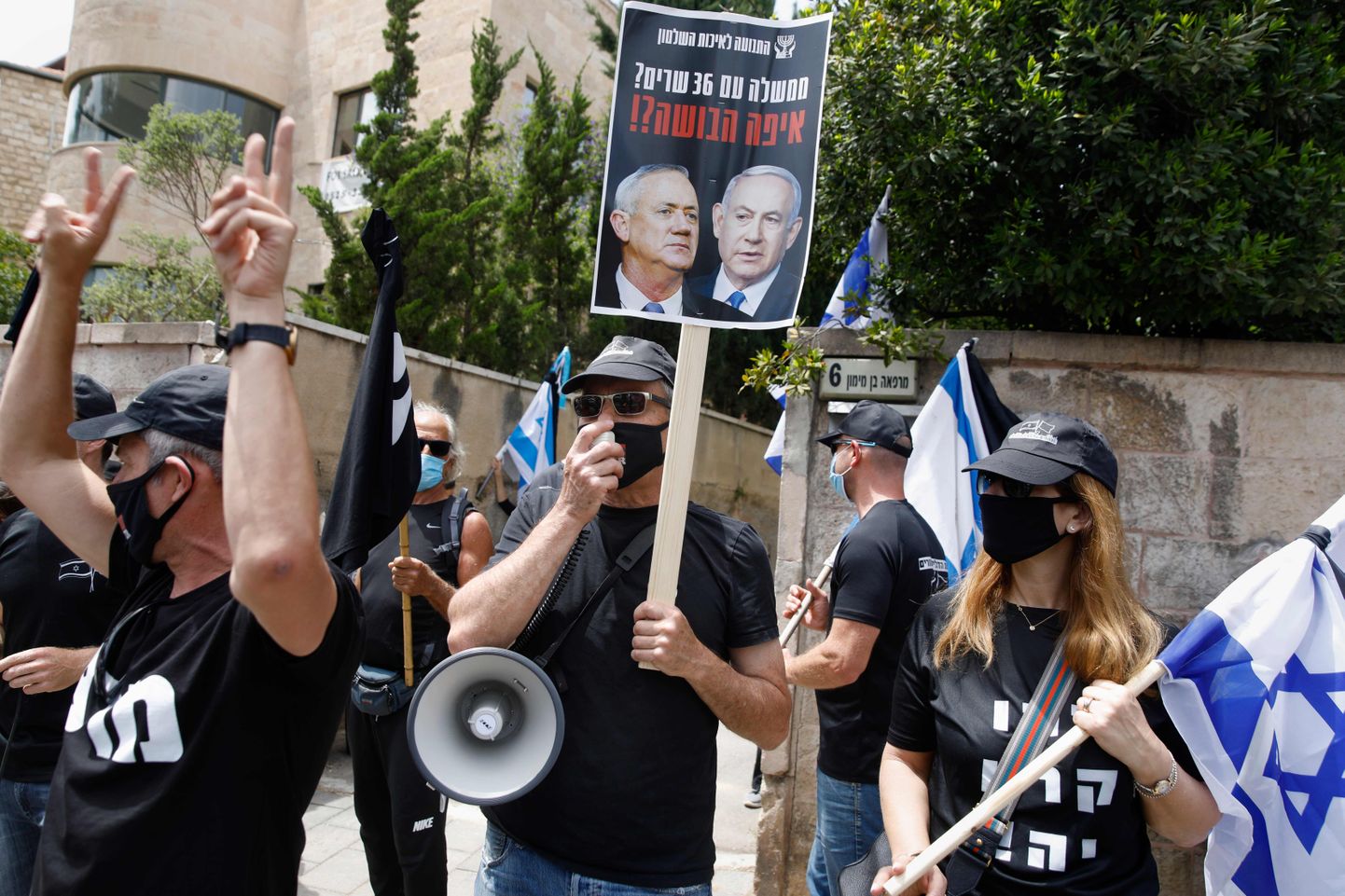 Iisraeli meeleavaldajad skandeerimas parempoolse peaministri Benjamin Netanyahu elumaja ees, seistes vastu korruptsioonis süüdistatud kogenud poliitiku ja tema endise rivaali Benny Gantzi vahel sõlmitud vastuolulisele koalitsioonileppele.