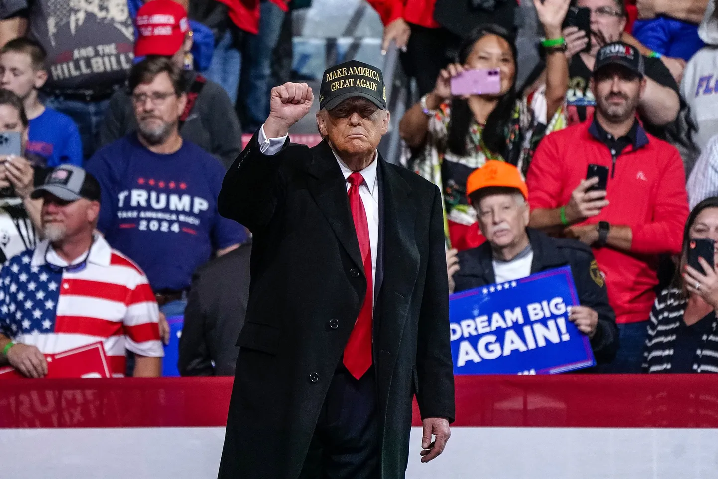Fotomeenutus Donald Trumpist kampaaniakoosolekul Georgias 3. novembril 2024.