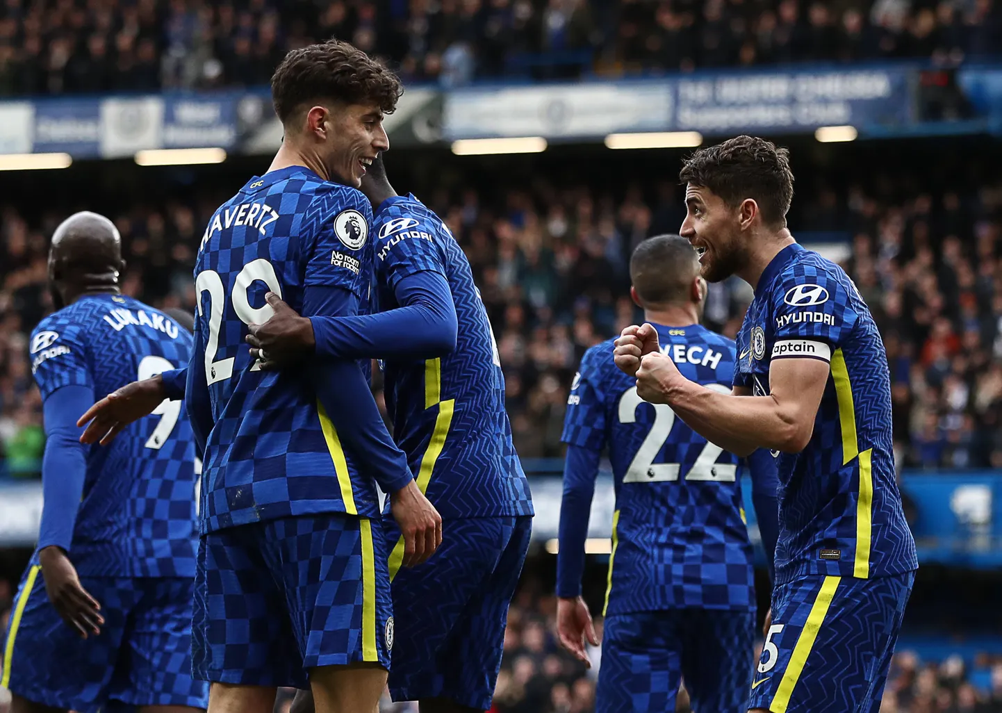 Chelsea mängijad väravat tähistamas.