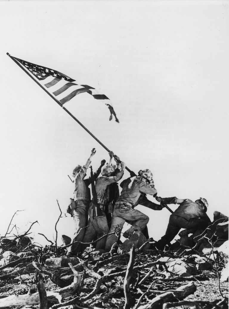 AP sõjafotograafi Joe Rosenthali tehtud foto USA lipu püstitamisest Iwo Jima saare Suribachi vulkaanile 23. veebruaril 1945