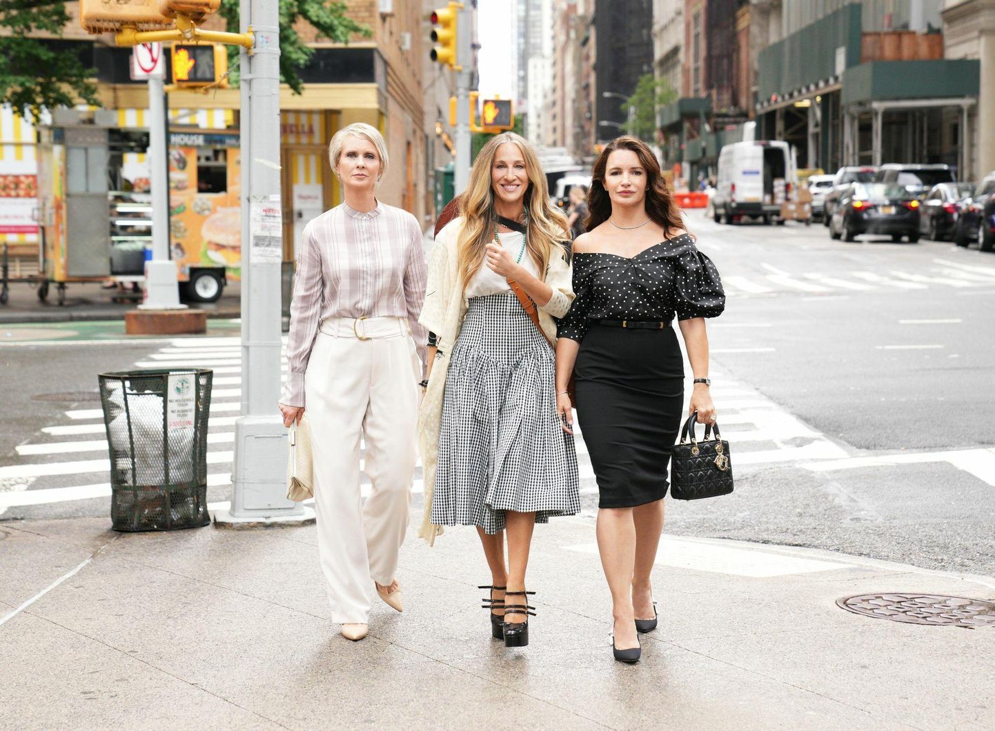 Vanainimesed ja New Yorgi rahutu pulss sarjas «Ja ongi käes»: Cynthia Nixon (Miranda), Sarah Jessica Parker (Carrie) ja Kristen Davis (Charlotte). 