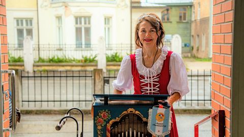 Eesti ainus väntoreliga naine toob tartlastele mitme riigi õhulist muusikat