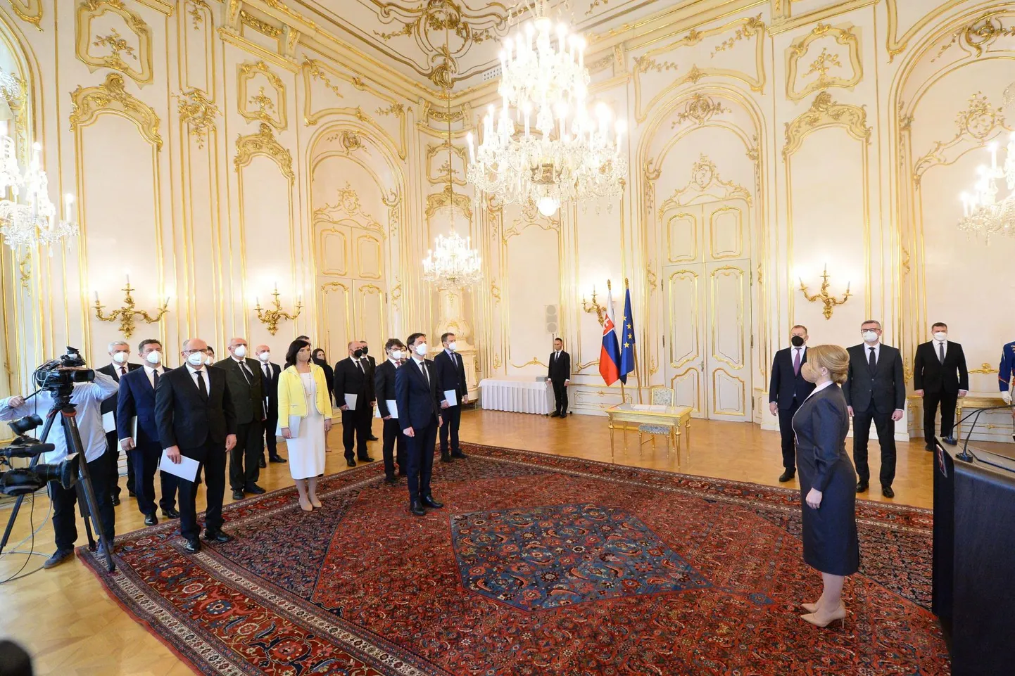 Slovakkia president Zuzana Čaputová (paremal) nimetas 1. aprillil ametisse uue, peaminister Eduard Hegeri valitsuse. Eelmine valitsus langes poliitilise kriisi tõttu, mille põhjustas otsus osta salajaste läbirääkimiste teel Venemaalt Sputnik V vaktsiini.