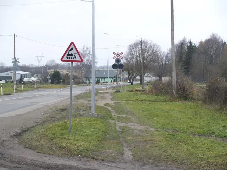 Ülekäik Paala teel. Tõkked on, aga kõnniteed mitte.