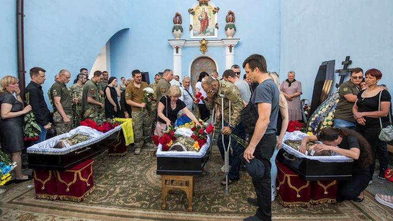 Похороны погибших в Киеве. "Последствия войны будут ощущаться еще долгие годы", - пишет Всемирный банк