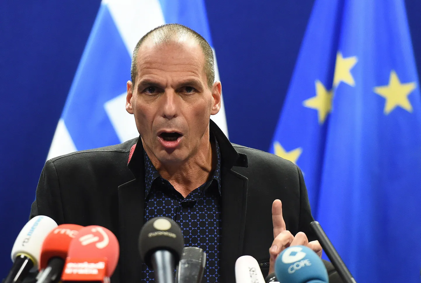 Kreeka rahandusminister Yanis Varoufakis pressikonverentsil pärast kohtumist eurogrupi liikmetega.