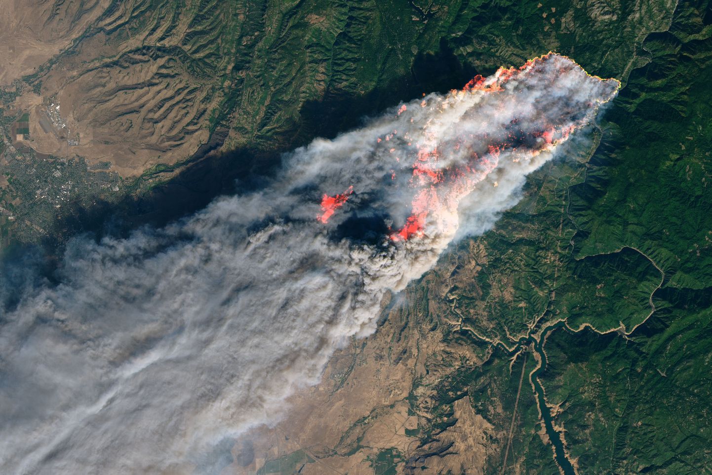 NASA Operational Land Imager satelliidifoto Põhja-California põlengualast