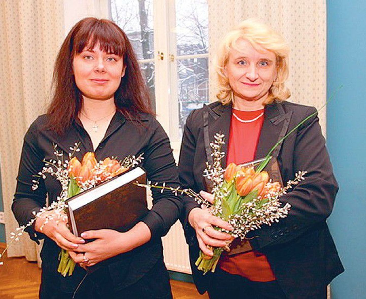 Kirjastuse Tänapäev romaanivõistlusel võidutsenud sulesepad (vasakult): Ketlin Priilinn (teine koht) ja Merike Jürjo (kolmas koht).