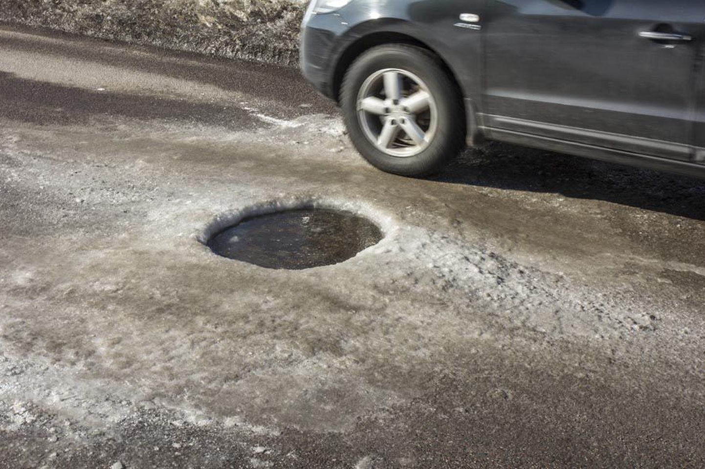 Viljandis Suur-Kaare tänaval Paalalinna kooli lähedal on isevärki teeauk: see pole tee sees, vaid tee kohal. Nimelt on autod kaevukattelt vett laiali pritsinud, see on jäätunud ning ning nii on moodustunud väike rõngasmägi. Pilt on tehtud üleeile, eile sulas jäämägi pisut väiksemaks.