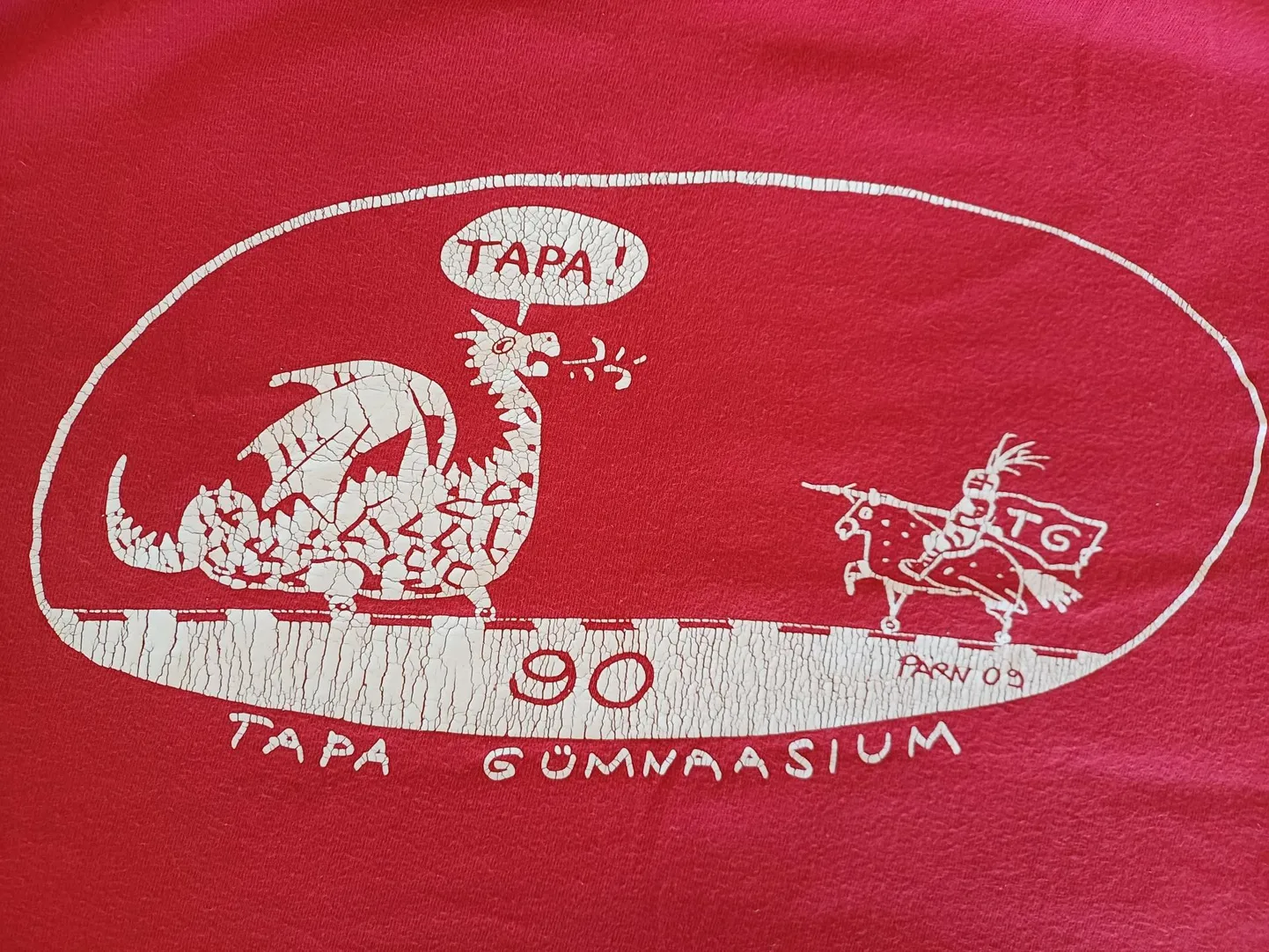 Üks karikatuuridest Tapa kohta, mis on trükitud T-särgile Priit Pärna kavandi põhjal.
