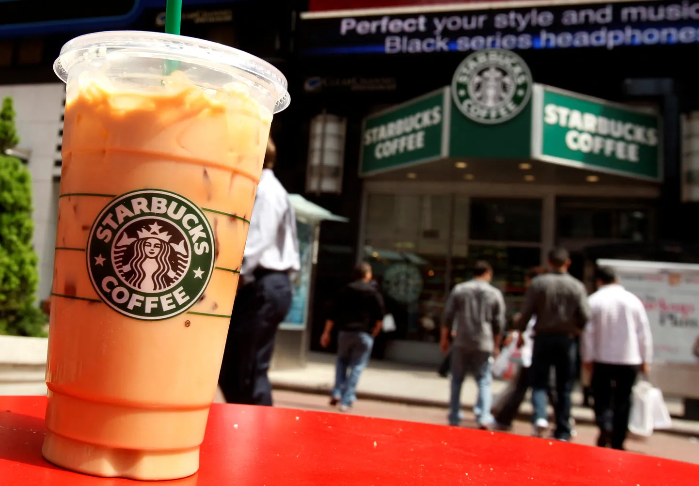 Pärast teadaannet, kus öeldi, et praegune Chipotle'i tegevjuht Brian Niccol asub Starbucksi etteotsa, tõusis ettevõtte aktsiate kauplemismaht peaaegu üheksa korda suuremaks kui tavaliselt, jõudes üle 108 miljoni aktsia tehingu ühe päeva jooksul.