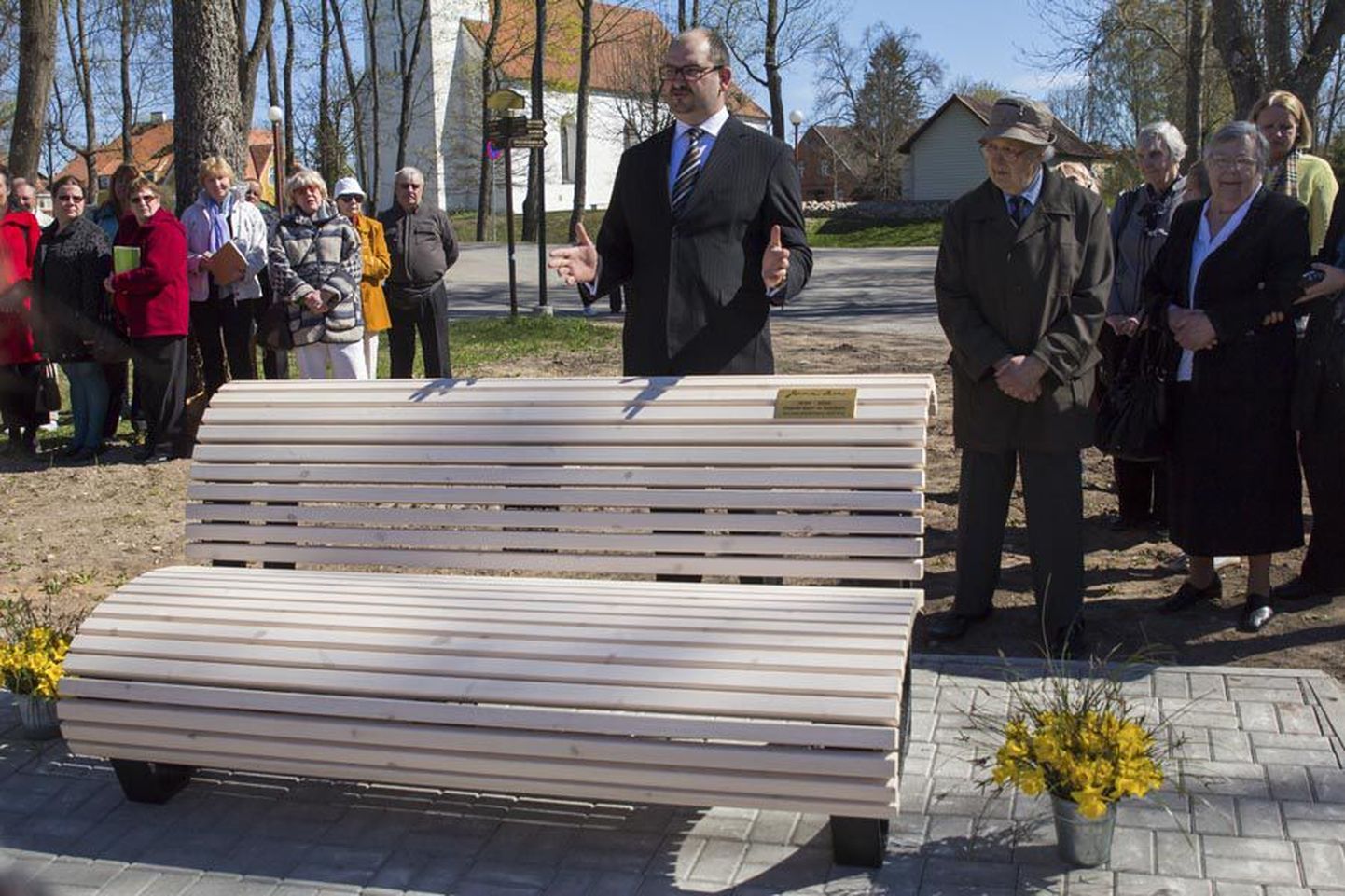 Jaak Moksi mälestuspingi avamisel väljendas Viljandi linnapea Ando Kiviberg heameelt, et mälestuspinkide tava on siia jõudnud ning oma pingi sai väga auväärne kooli- ja koorijuht.