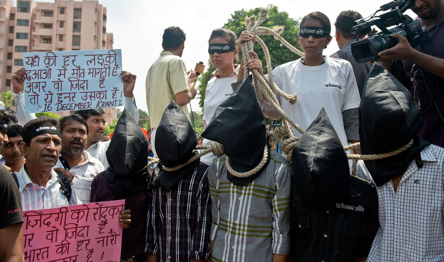Meeleavaldajad eile New Delhis kohtuhoone eest grupivägistamises süüdi mõistetud meestele surmanuhtlust nõudmas.