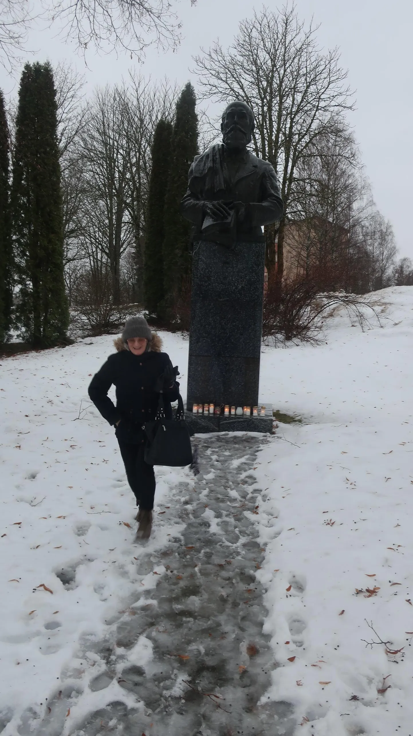 Hurda mälestussamba juurde jäid põlema küünlad. Teiste seas avaldas suurmehele austust ka kultuurikorraldaja Helje Põvvat.