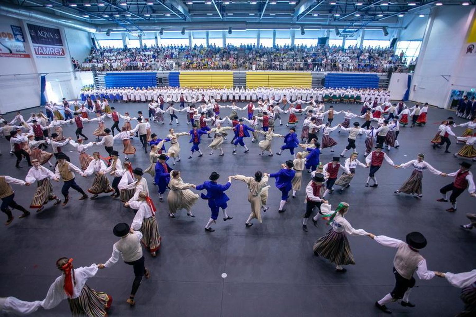 Rakvere spordikeskuses toimus Virumaa tantsimise pidu. Osales 1104 tantsijat idast ja läänest.