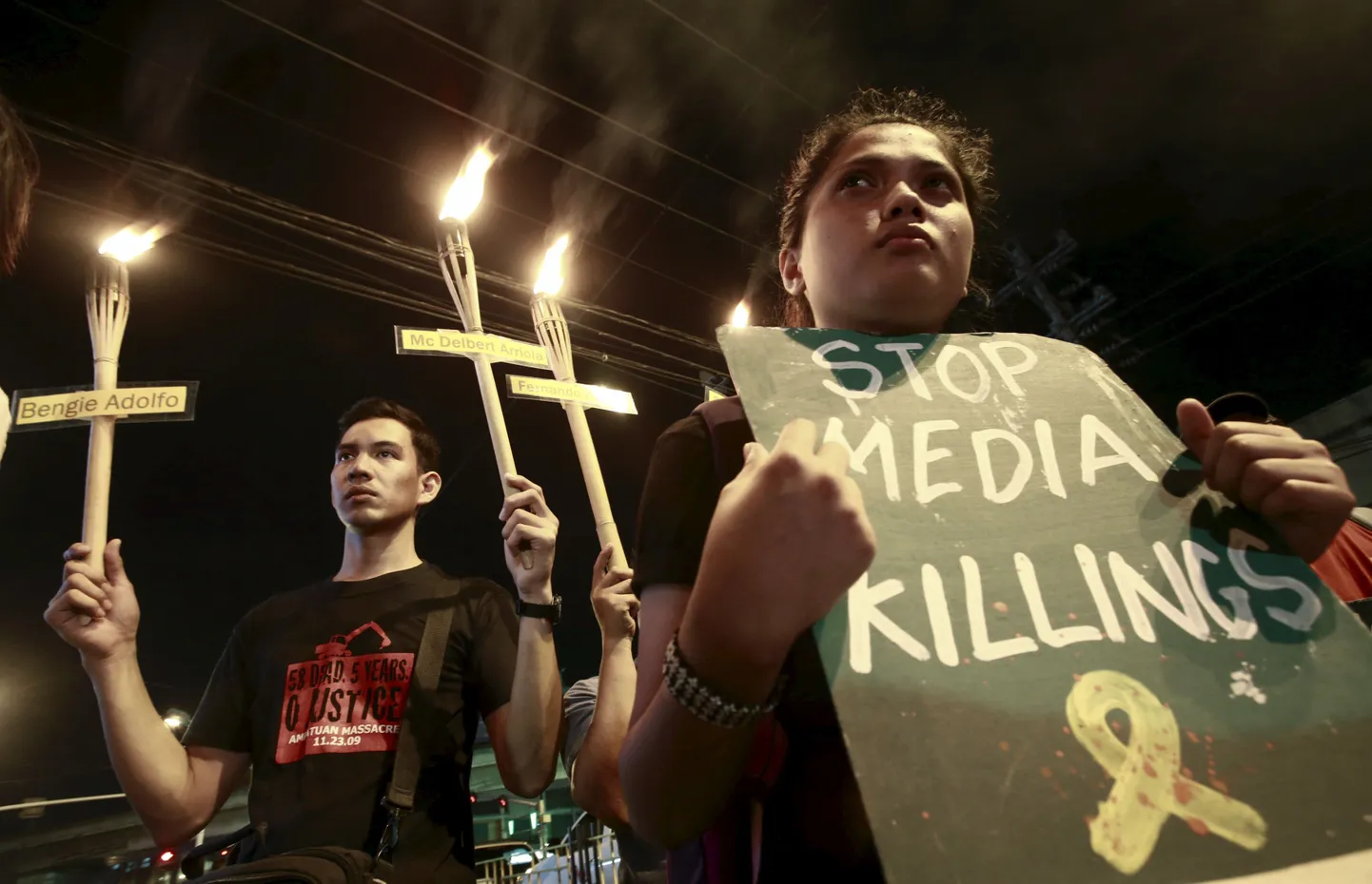 Protestimarss Filipiinide pealinnas Manilas, presidendipalee ees. Meeleavaldaja plakatil seisab - «Lõpetage meedia tapmised».
