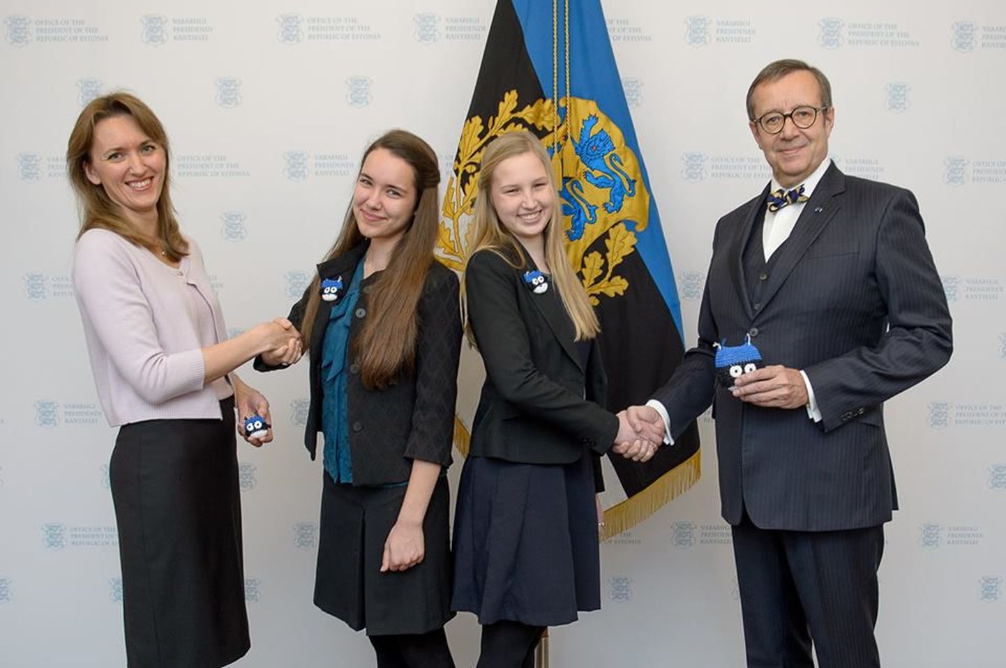 Presidendi kantseleid külastasid Miina Härma Gümnaasiumi õpilased Triin Karis ja Merili Ginter. Vasakul ieva Ilves, paemal Toomas Hendrik Ilves