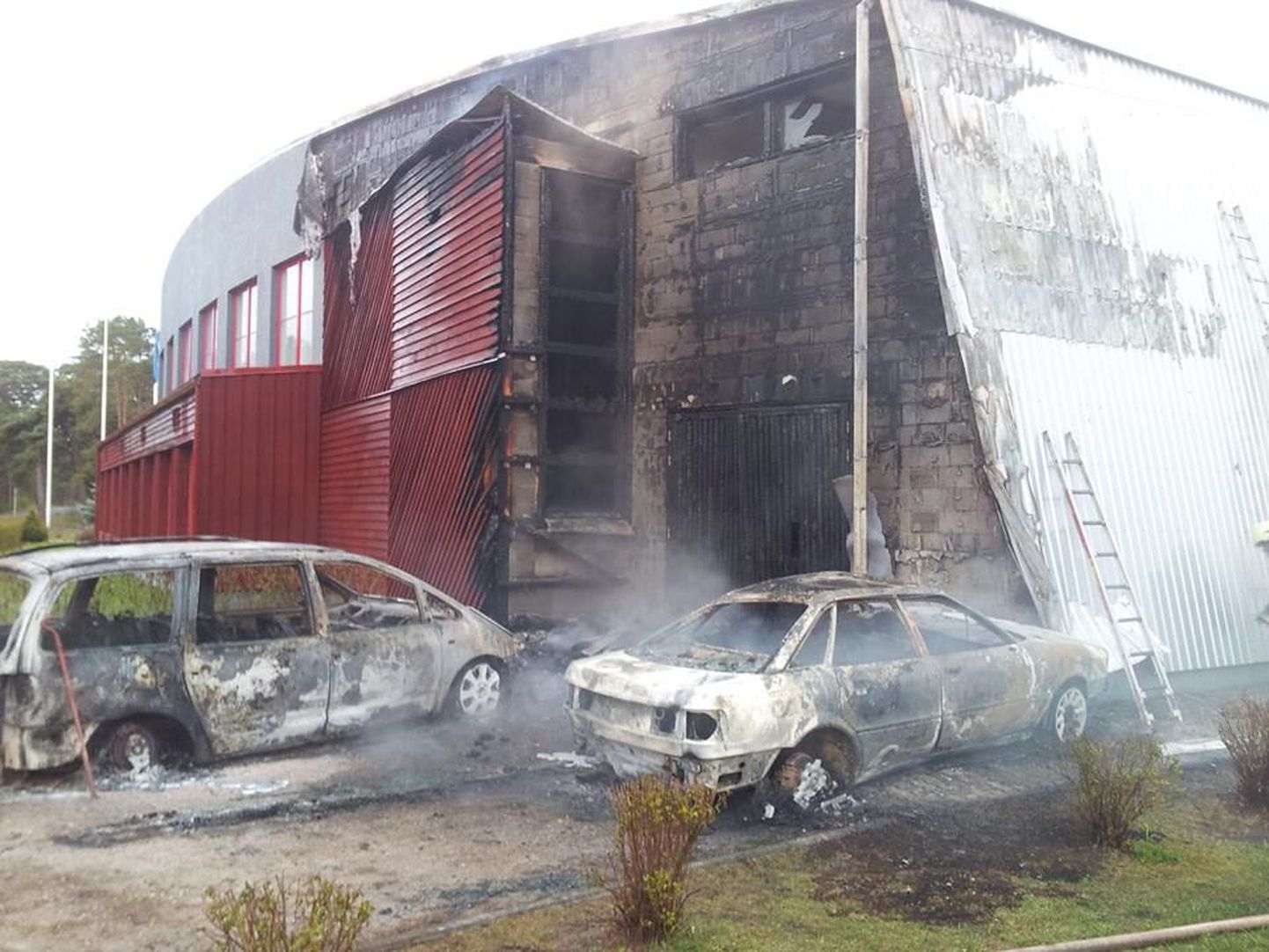 Kihnu põles täna hommikul kohalik rahvamaja. Põleng sai alguse maja kõrval süttinud autost.