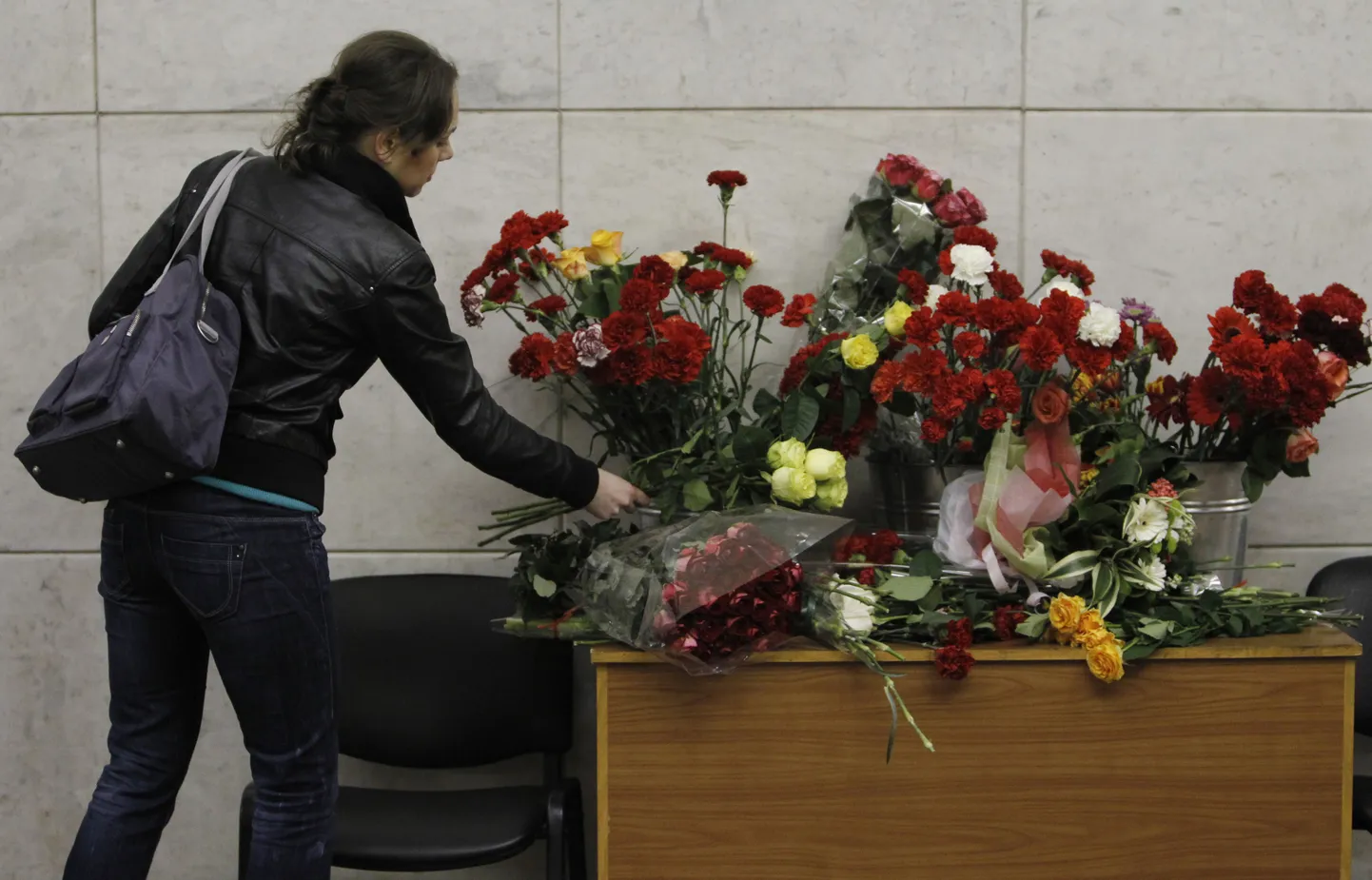 Стол с цветами в память о погибших на станции метро "Лубянка".