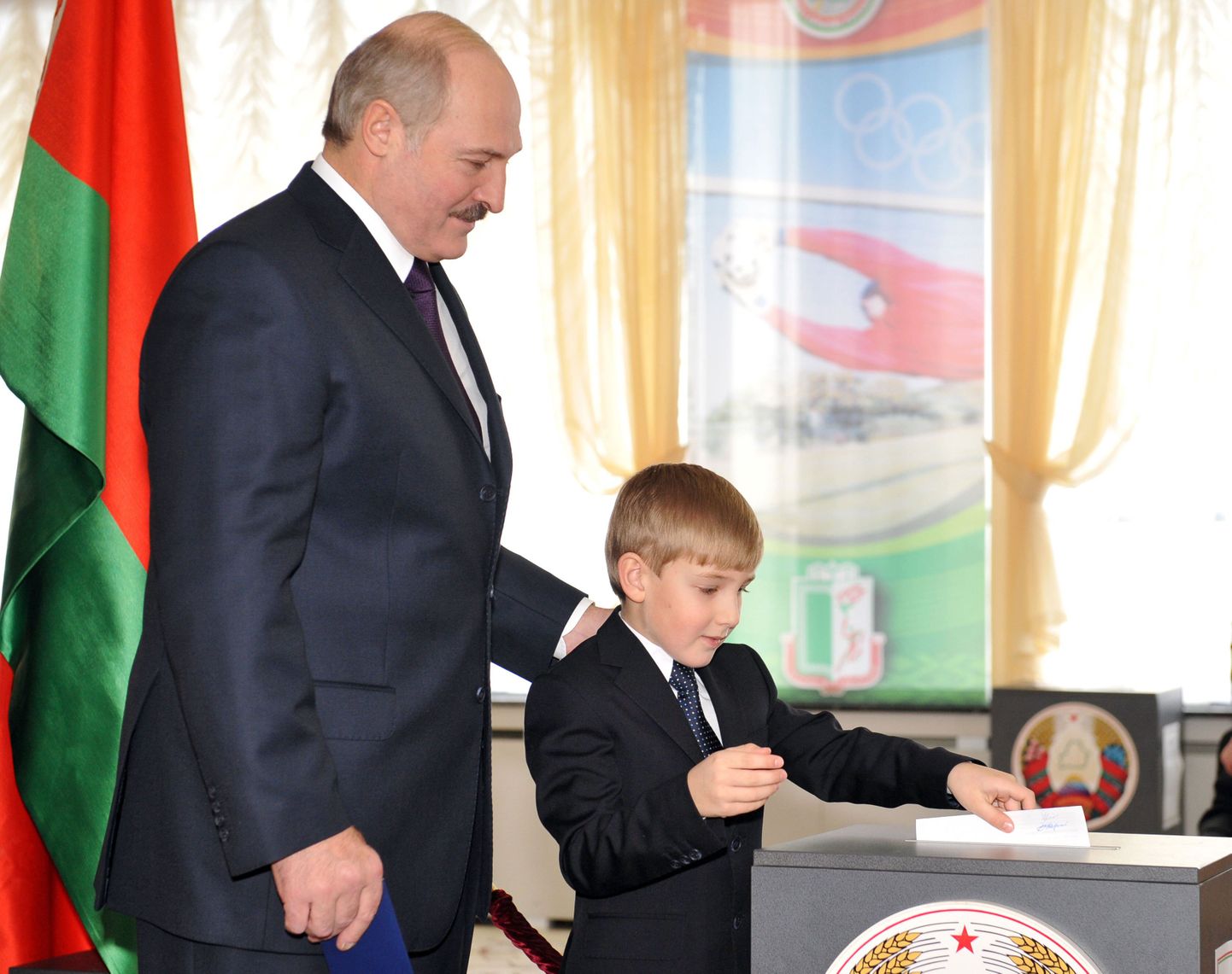 Лукашенко вместе со своим сыном Николаем.