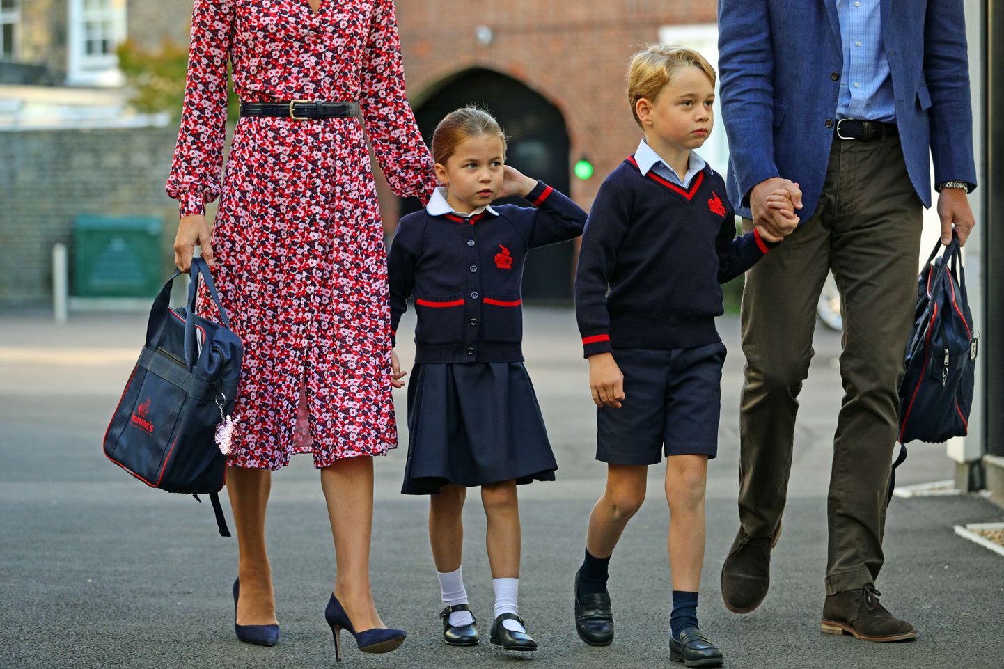 Princese Šarlote ierodas uz savu pirmo skolas dienu kopā ar savu brāli, princi Džordžu.