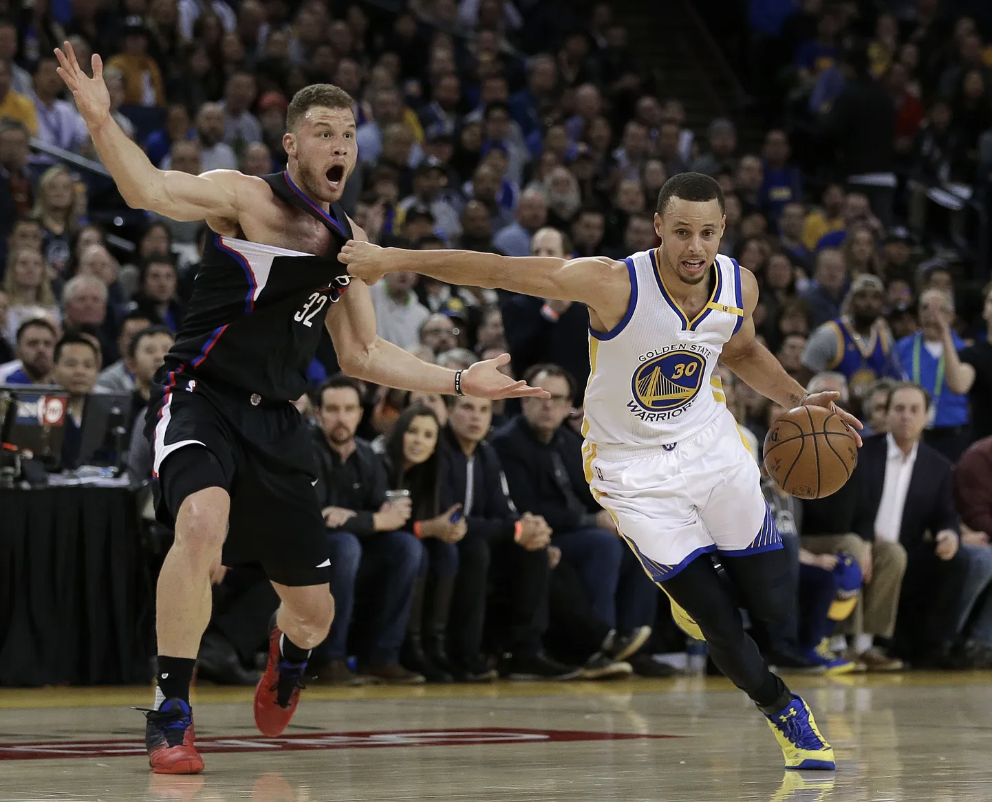 Stephen Curry (palliga) kohtumises Los Angeles Clippersi vastu.
