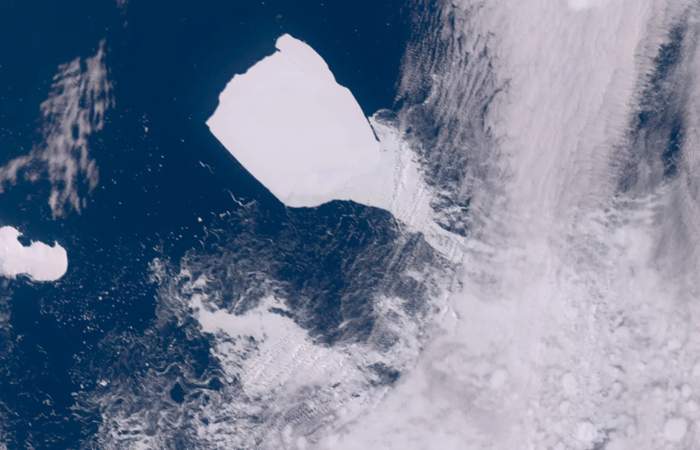 Euroopa Liidu Maa seireprogrammi Copernicus foto Antarktikas Joinville'i saare lähedal asuvast jäämäest A23a, 27. november 2023.