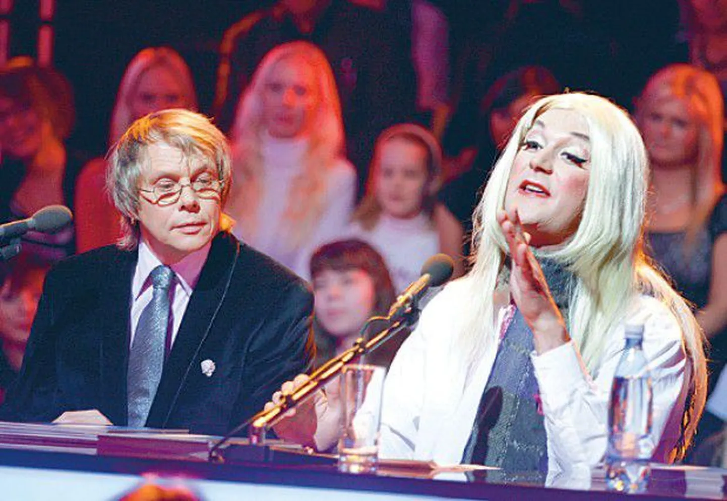 Osaliselt «Laulud tähtedega» finaalsaate ajal salvestatud TV 3 aastavahetusprogrammis parodeerib Henrik Normann (paremal) parasjagu laulusaate žürii liiget Anu Talit.