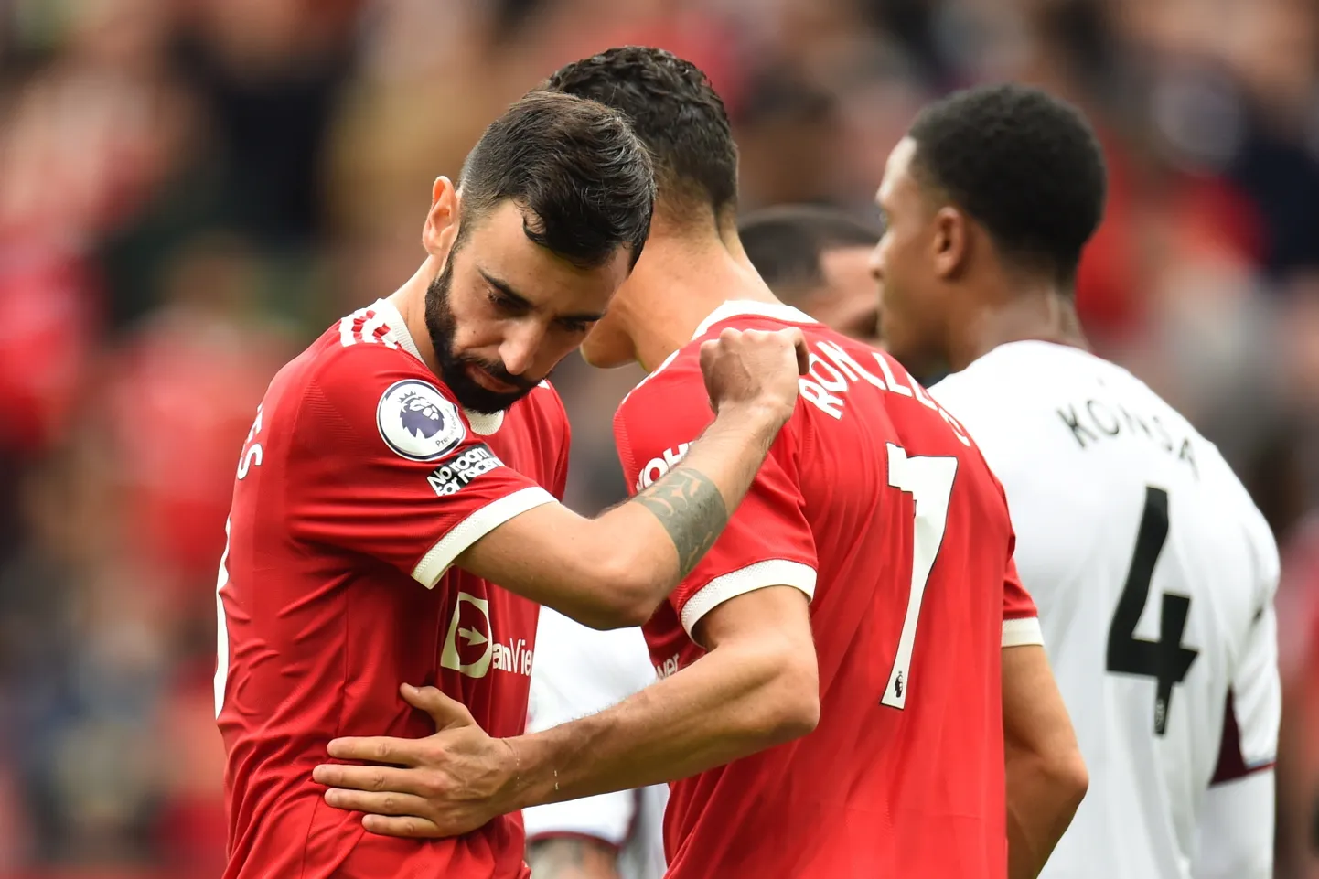 Cristiano Ronaldo (paremal) lohutas Bruno Fernandest eksitud penalti järel.