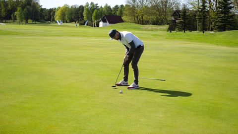 Niitväljal toimuval golfiturniiril tõusid liidriks koduklubi mängijad
