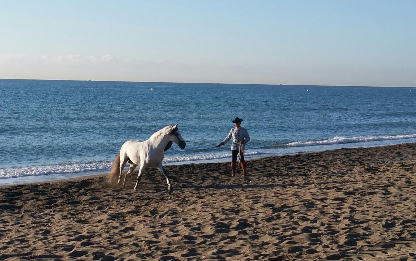 Hispaania rahvarõivais meest andaluusia hobusega ei kohta mererannas just iga päev. Meie juhtusime nendega kokku tänu fotosessioonile.