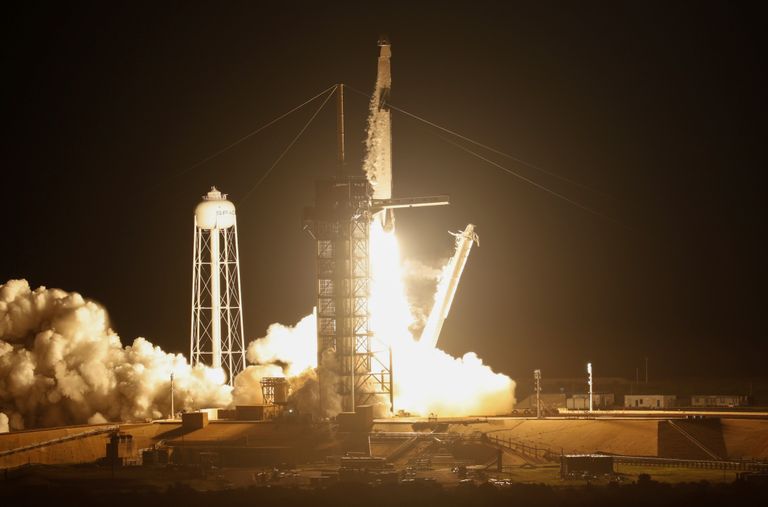 USA kosmosefirma SpaceX kanderakett Falcon 9 startis uue kosmosekapsli Dragon katsetamiseks.