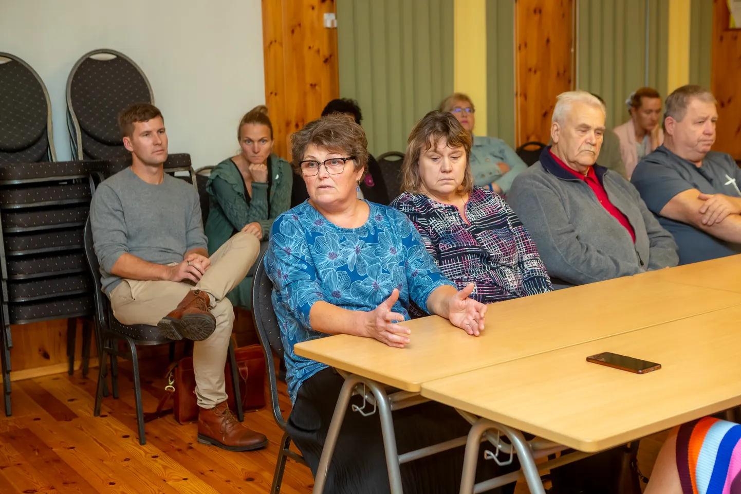 ANNELI ÕISNURM, Sandla rahvamaja juhataja (vasakul) nimetas keskusehoone sulgemist kuriteoks.