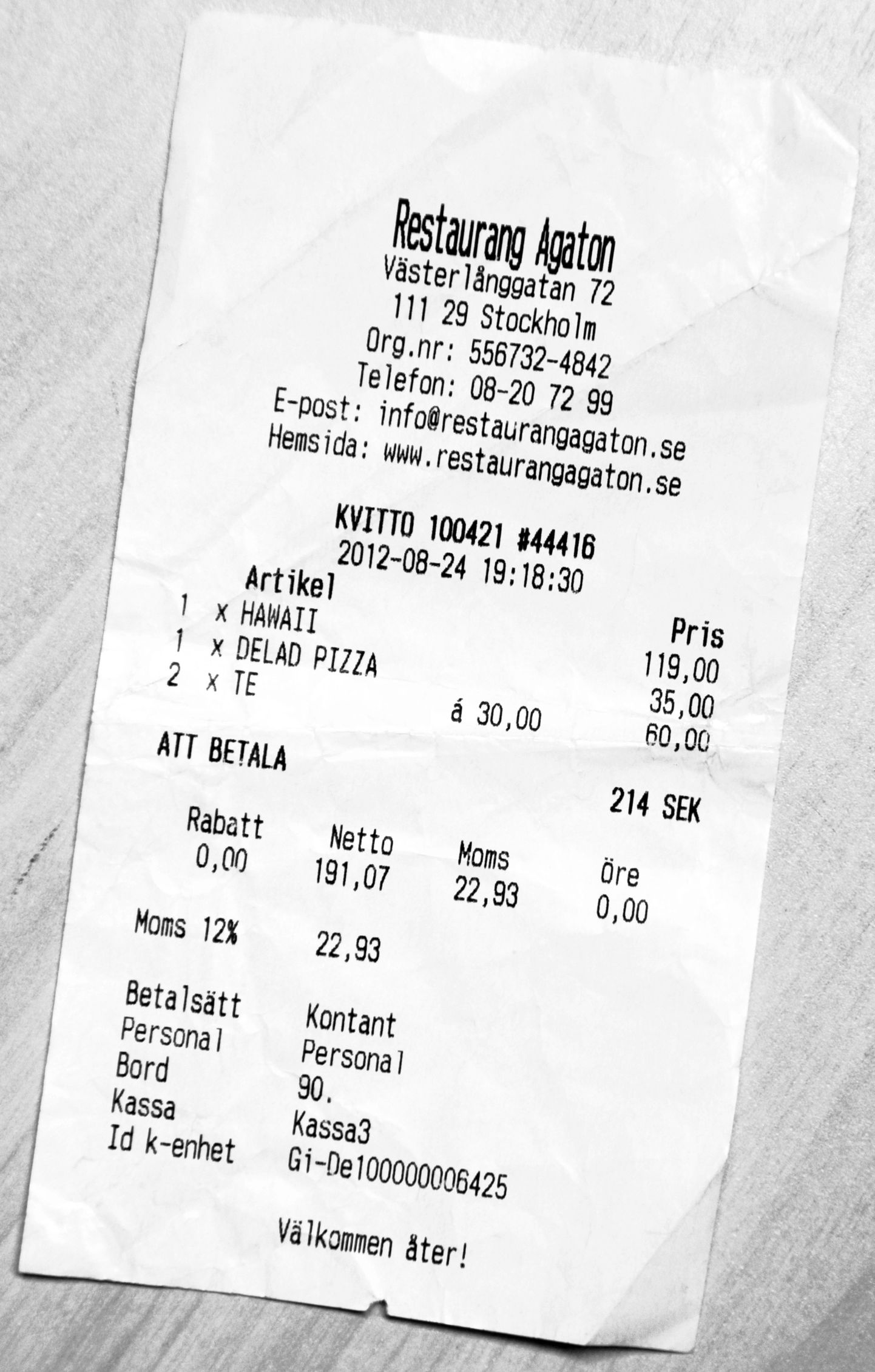 Stockholmi restorani tšekk. Pitsa poolitamise eest küsiti 35 rootsi krooni.