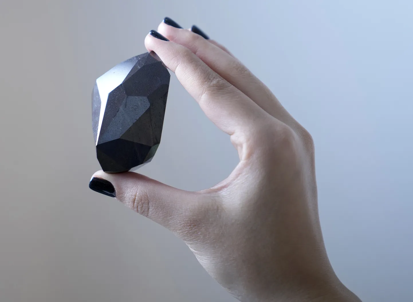 Sotheby'se oksjonimaja Dubai esindaja näitas musta värvi teemanti