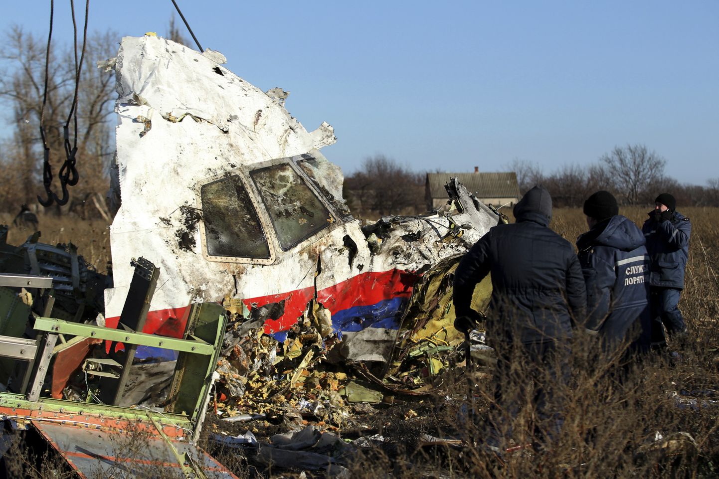 Kohalikud töölised transpordivad MH17 lennuki rususid Donetski oblastis 20. november 2014.