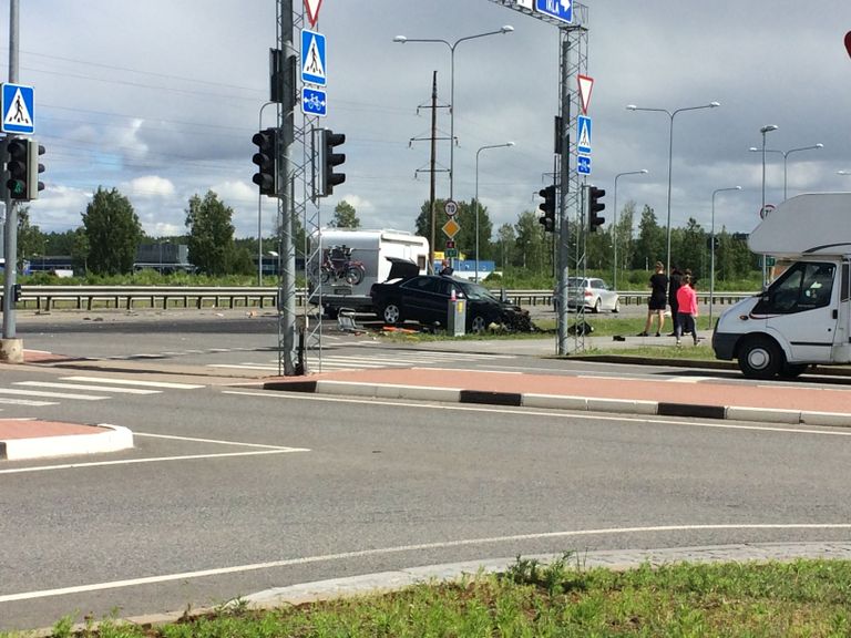 Pärnus Niidu ühendusteel põrkasid kokku sõiduauto Audi ja veok Reisch. Inimesed kokkupõrkes viga ei saanud.