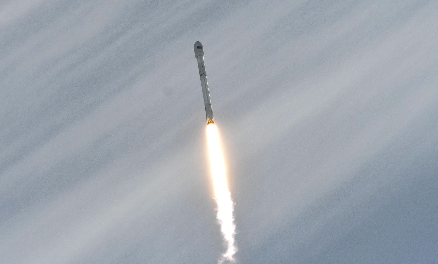 1. mail Kennedy Kosmosekeskusest startinud SpaceX'i Falcon 9 rakett kandis endaga salastatud laadungit.