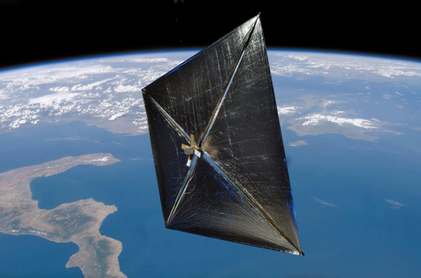 2008. aastal NASA poolt päikesepurjede katsetamiseks kosmosesse saadetud satelliit NanoSail-D. 