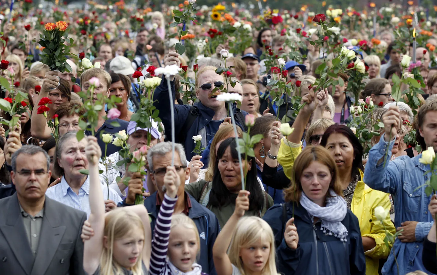 Norralased mälestamas reedeste rünnakute ohvreid.