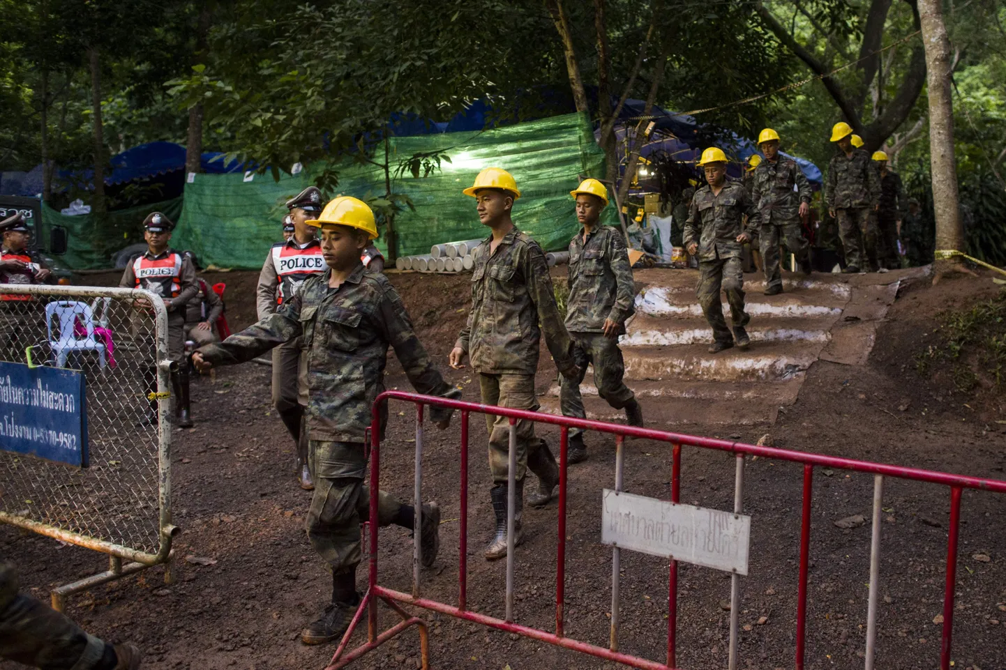 Tai sõdurid ja politsei koopa juures, kus poisid ja nende treener lõksus on.
