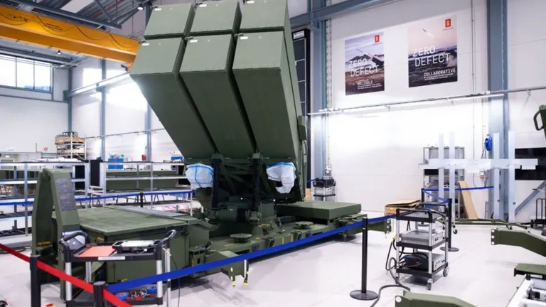 Пусковой механизм системы ПВО NASAMS на производственной линии завода Kongsberg Defence & Aerospace в Конгсберге, Норвегия