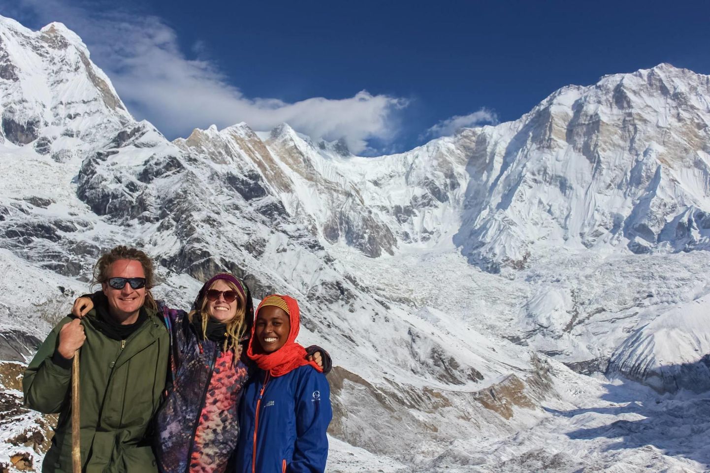 Nora Raimo (keskel) koos sõprade Phili ja Ashikaga Nepalis matkamas.
