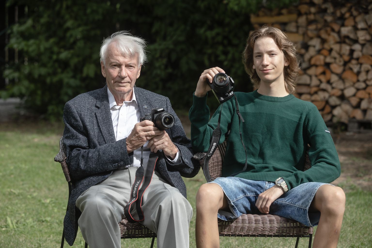 15-aastane fotohuviline Sander Arula ja tema vanaisa Tiit Saluvere, kes kinkis poisile oma fotoaparaadi.